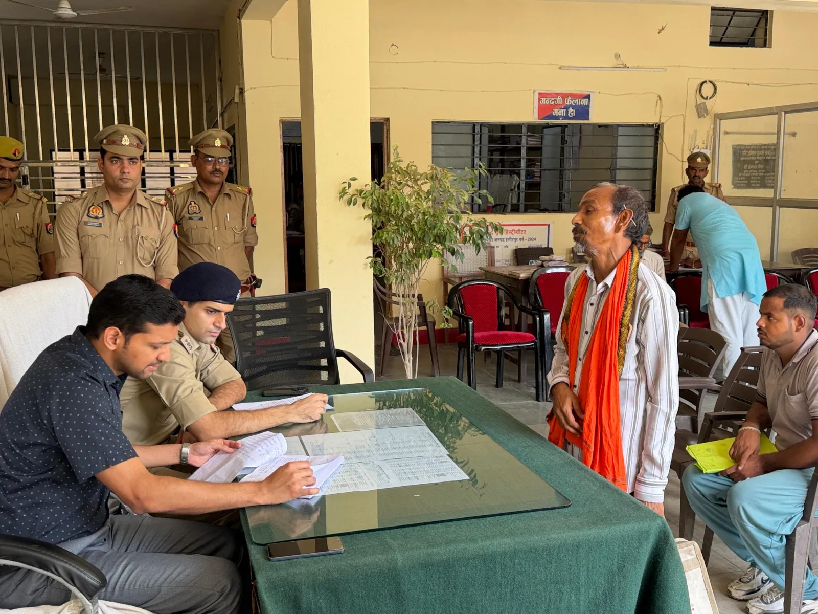 थाना समाधान दिवस में डीएम एवं एसपी ने आए फरियादियों की सुनीं जनसमस्याएं,निस्तारण के निर्देश