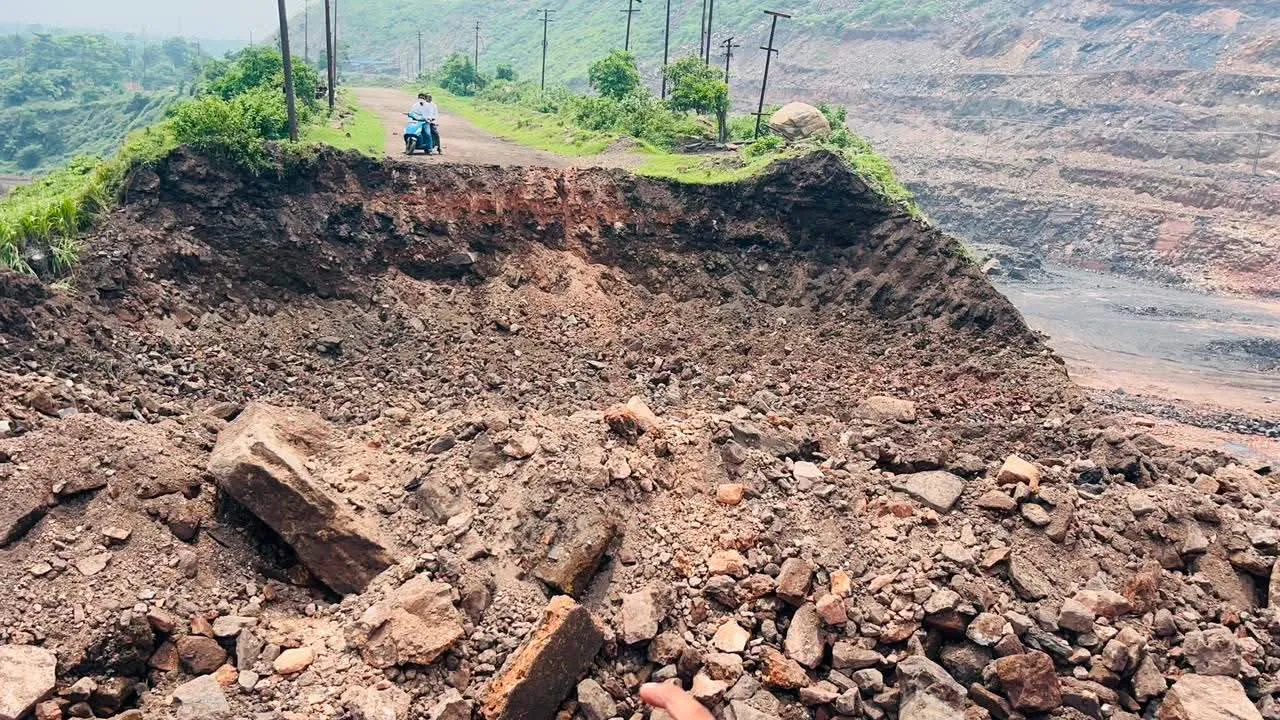भौंरा-दामोदर मार्ग काटे जाने पर मेयर संजीव सिंह ने मौके पर पहुंचकर रुकवाया काम, शीघ्र बहाली के दिए निर्देश।