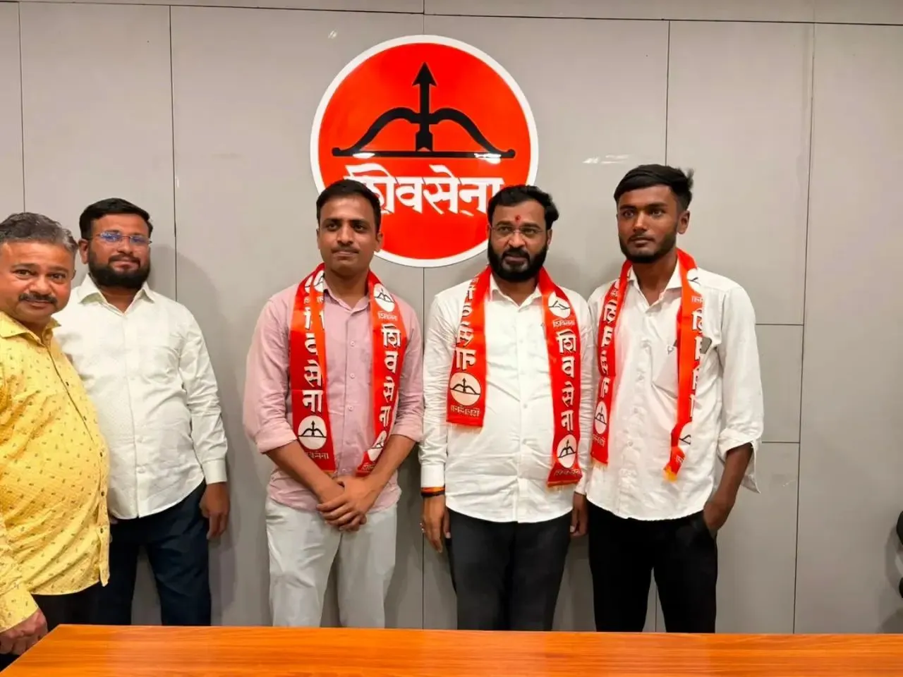 निमोण व सोनेवाडी येथील तरुण कार्यकर्त्यांचा शिवसेना पक्षात प्रवेश