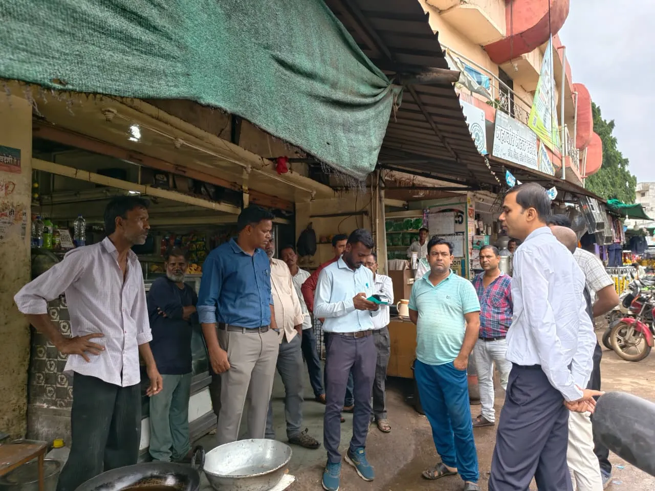मिठाई में फफूंद, दूध में मिली मरी मक्खी; पांढुर्णा में खाद्य एवं मिष्ठान दुकानों पर प्रशासन का शिकंजा