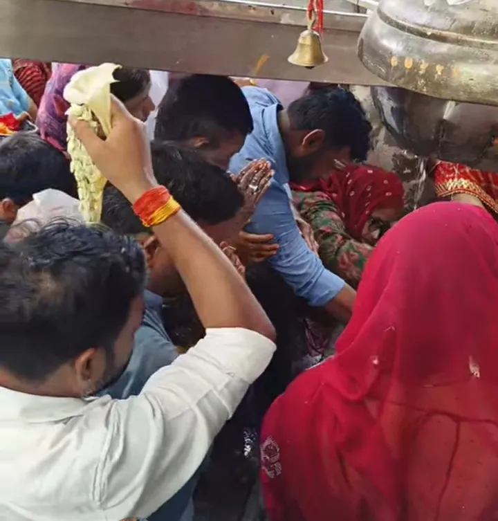 गोरखपुर जिले के 

घघसरा पाली क्षेत्र के शिव मंदिरो मे सावन के अन्तिम सोमवार को 
भक्तो का तांता