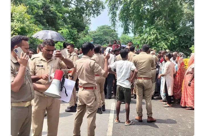 हादशे मे घायल युवक की ईलाज के दौरान मौत 
सहजनवा बखिरा मार्ग जाम 
घंटो बाद खाली कराया गया