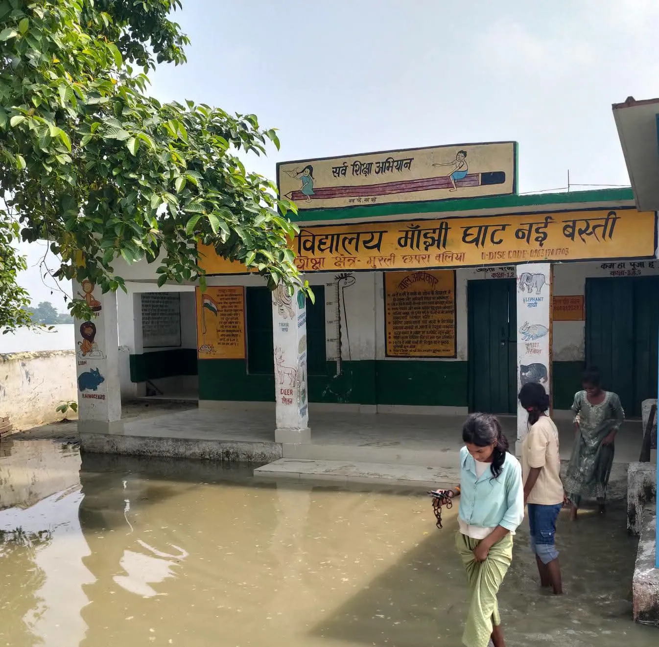बाढ़ का कहर: बैरिया में पानी से घिरे छह परिषदीय विद्यालय बंद, बीएसए के निर्देश पर कार्रवाई।