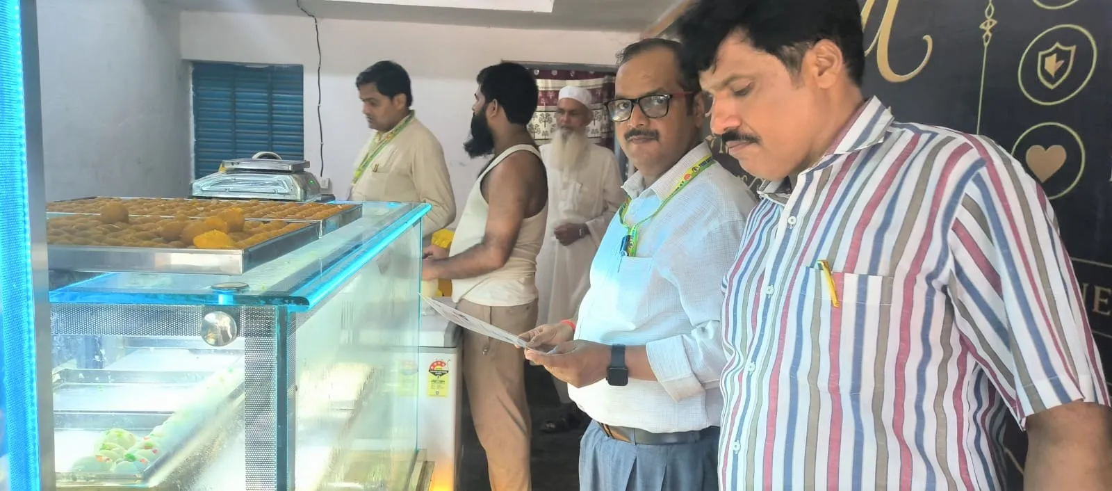 प्रतापगढ़, : मिठाई और ढाबों पर खाद्य विभाग की छापेमारी, छह नमूने जांच को भेजे