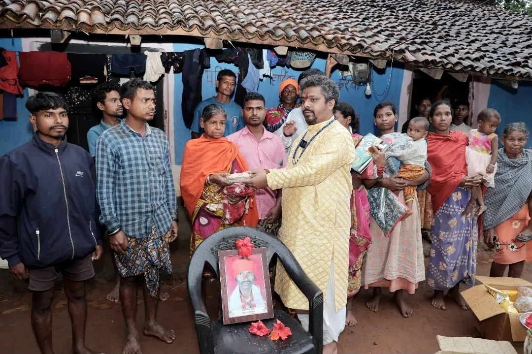 नक्सल हिंसा के शिकार परिवारों के बीच पहुंचे मां मातंगी धाम के पीठाधीश्वर डॉ. प्रेमसाईं*