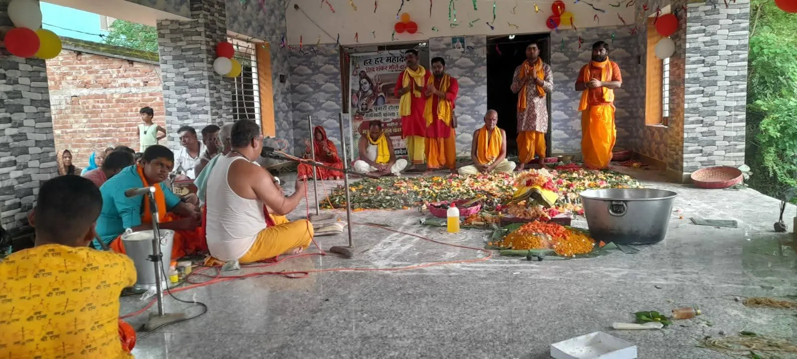 सावन के अंतिम सोमवार को बनगाँव मे पूजा और प्रसाद वितरण कार्यक्रम हुआ