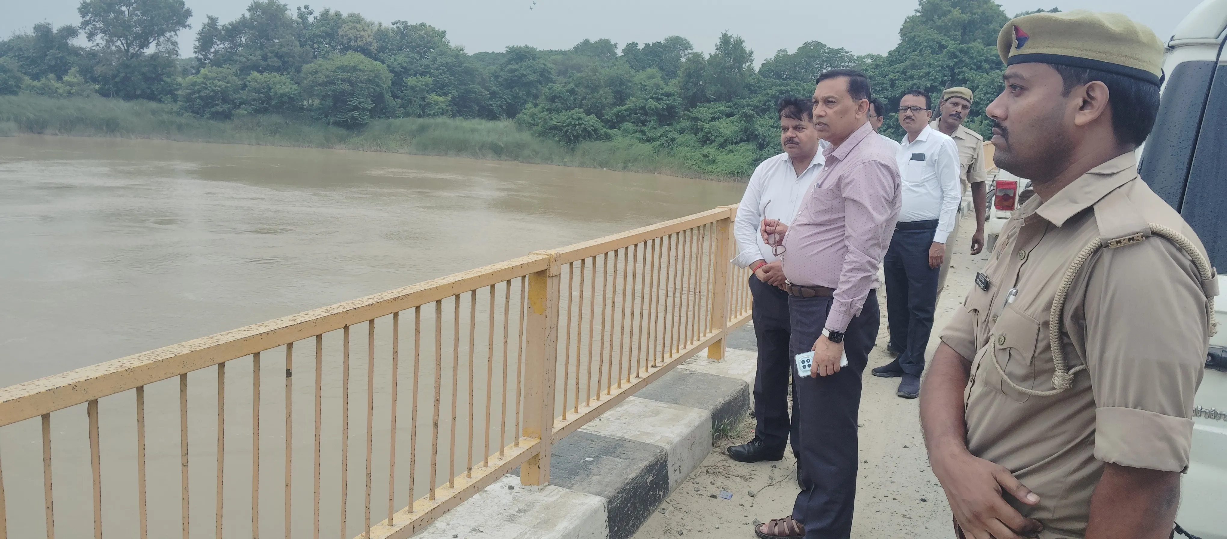 एडीएम वित्त ने बाढ़ चौकियों और नदियों के जलस्तर का लिया जायजा