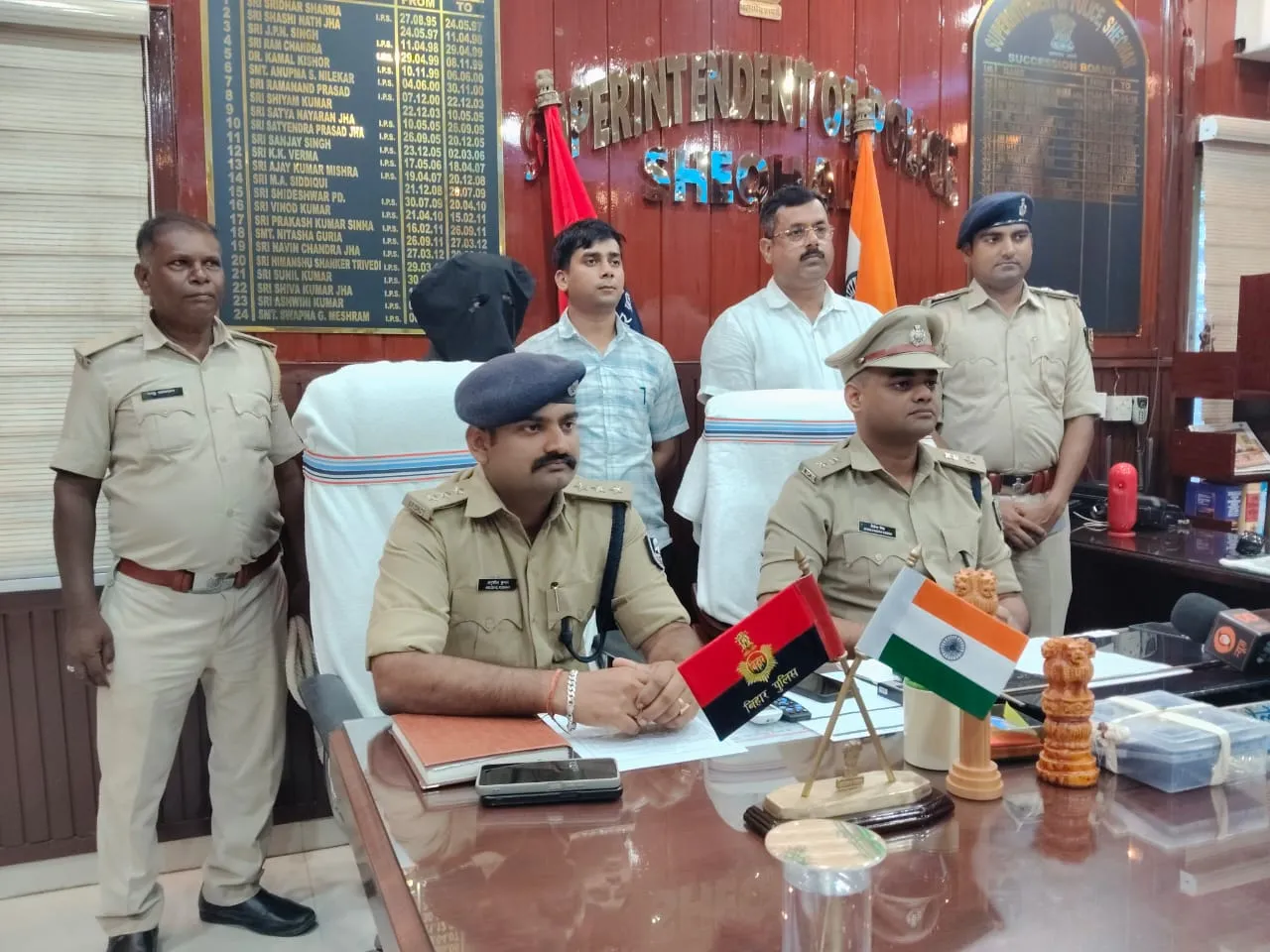 मरहल्ला लूटकांड का खुलासा: गोलीकांड में शामिल शातिर अपराधी राजा गिरफ्तार, चार लूटे मोबाइल व स्कूटी बरामद