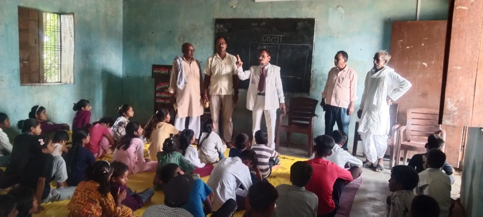 नागेश्वर प्रसाद पूर्व माध्यमिक विद्यालय कोटिला जनपद देवरिया में स्वास्थ्य मिशन के अंतर्गत कार्यक्रम के मुख्य अतिथि अनिल