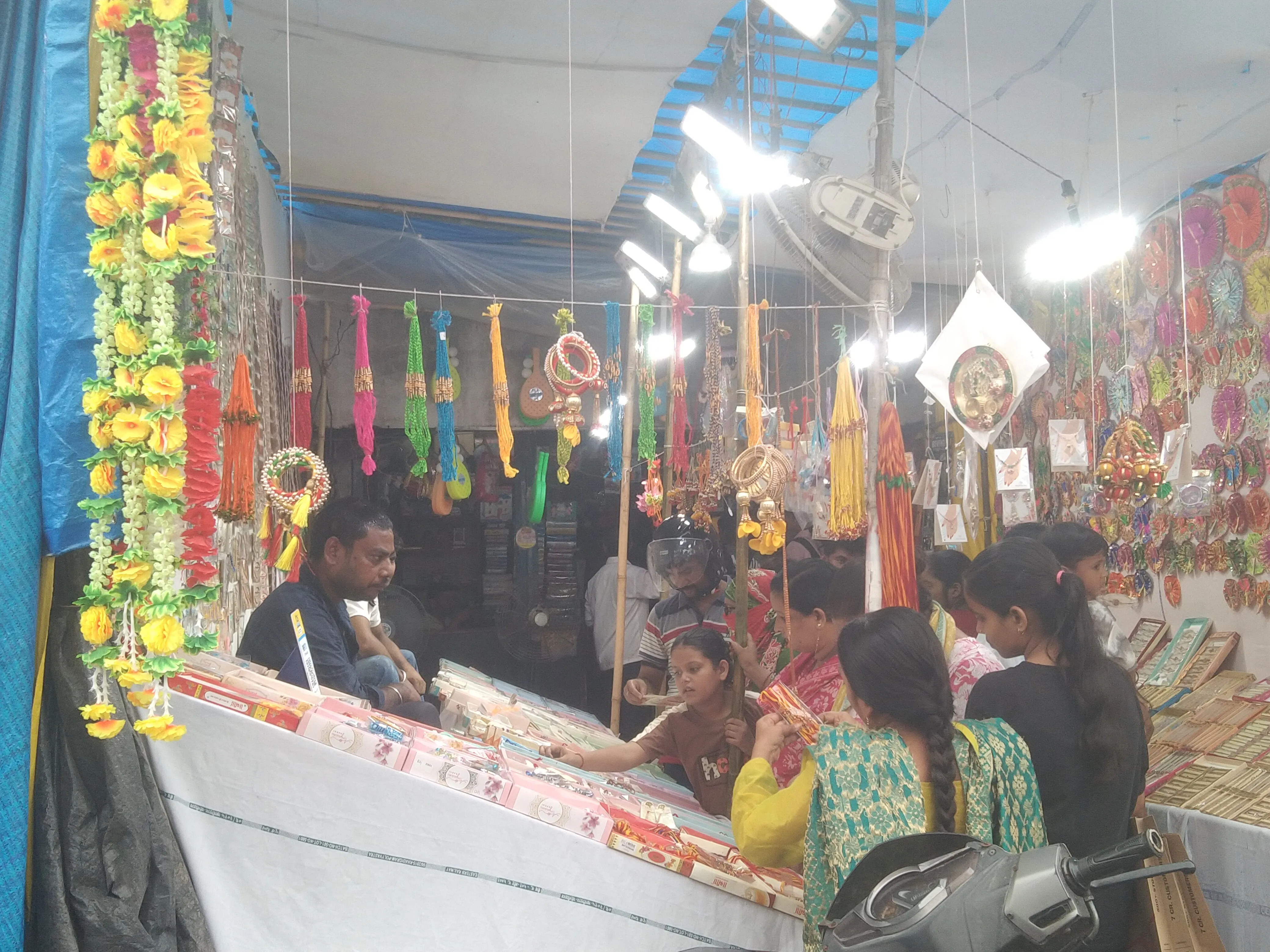 रक्षाबंधन को लेकर उन्नाव के बाजारों में बढ़ी रौनक, राखी खरीदने उमड़ीं बहनें
