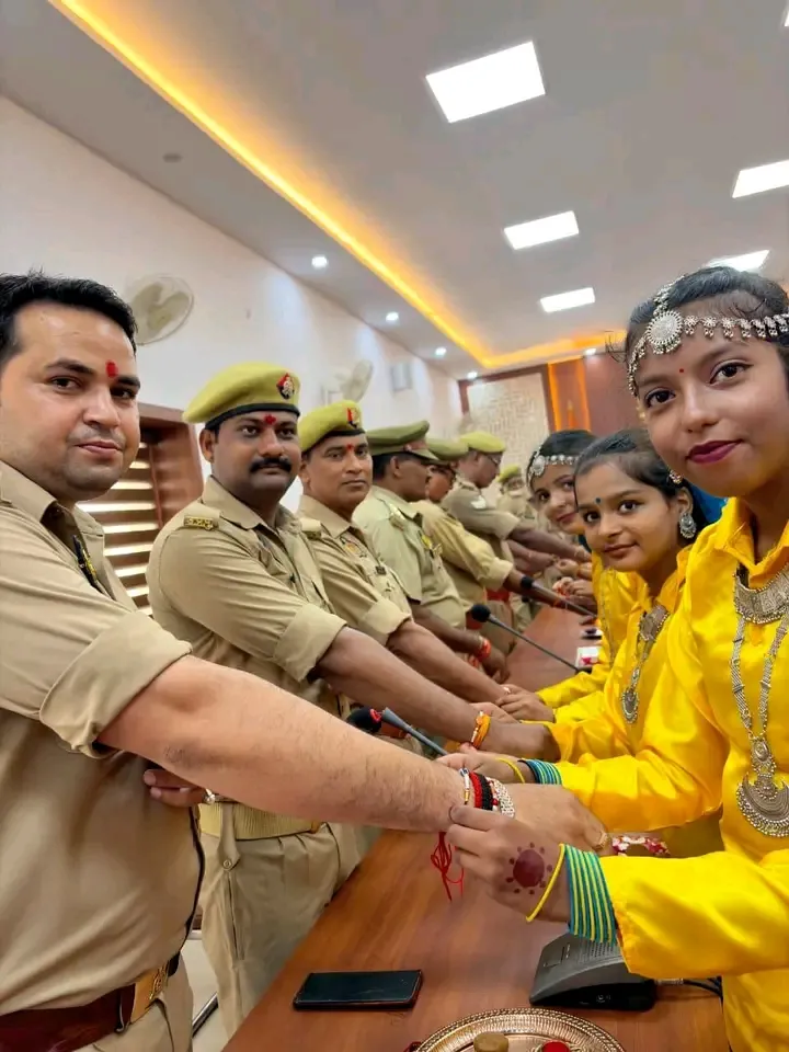 राखी विद खाकी”: देवरिया में पुलिसकर्मियों की कलाई पर छात्राओं ने बांधी राखी, मिला सुरक्षा और सम्मान का वचन