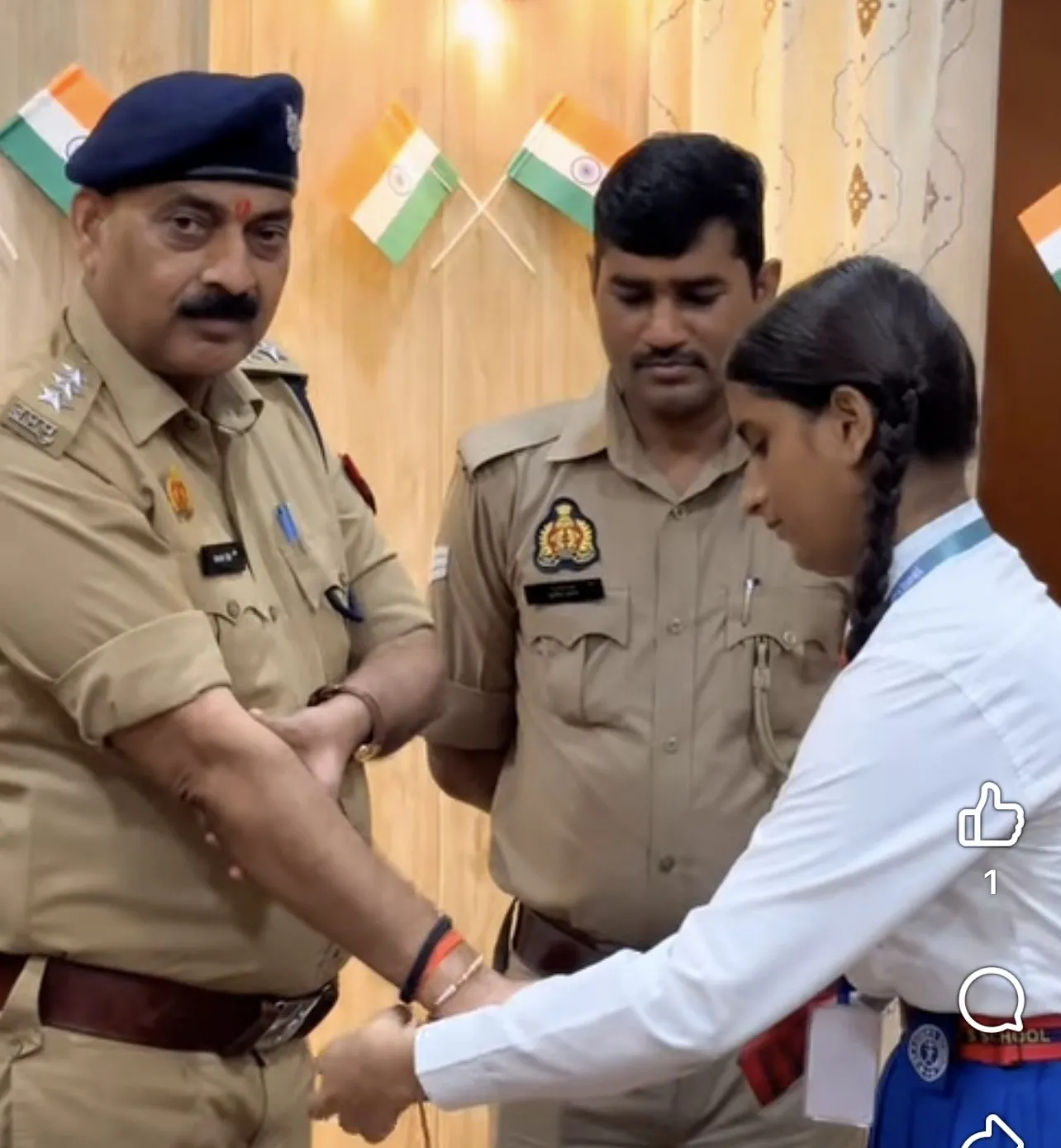 रक्षाबंधन पर छात्राओं ने क्षेत्राधिकारी व कोतवाल को बांधी राखी, पुलिस ने दिया सुरक्षा का भरोसा