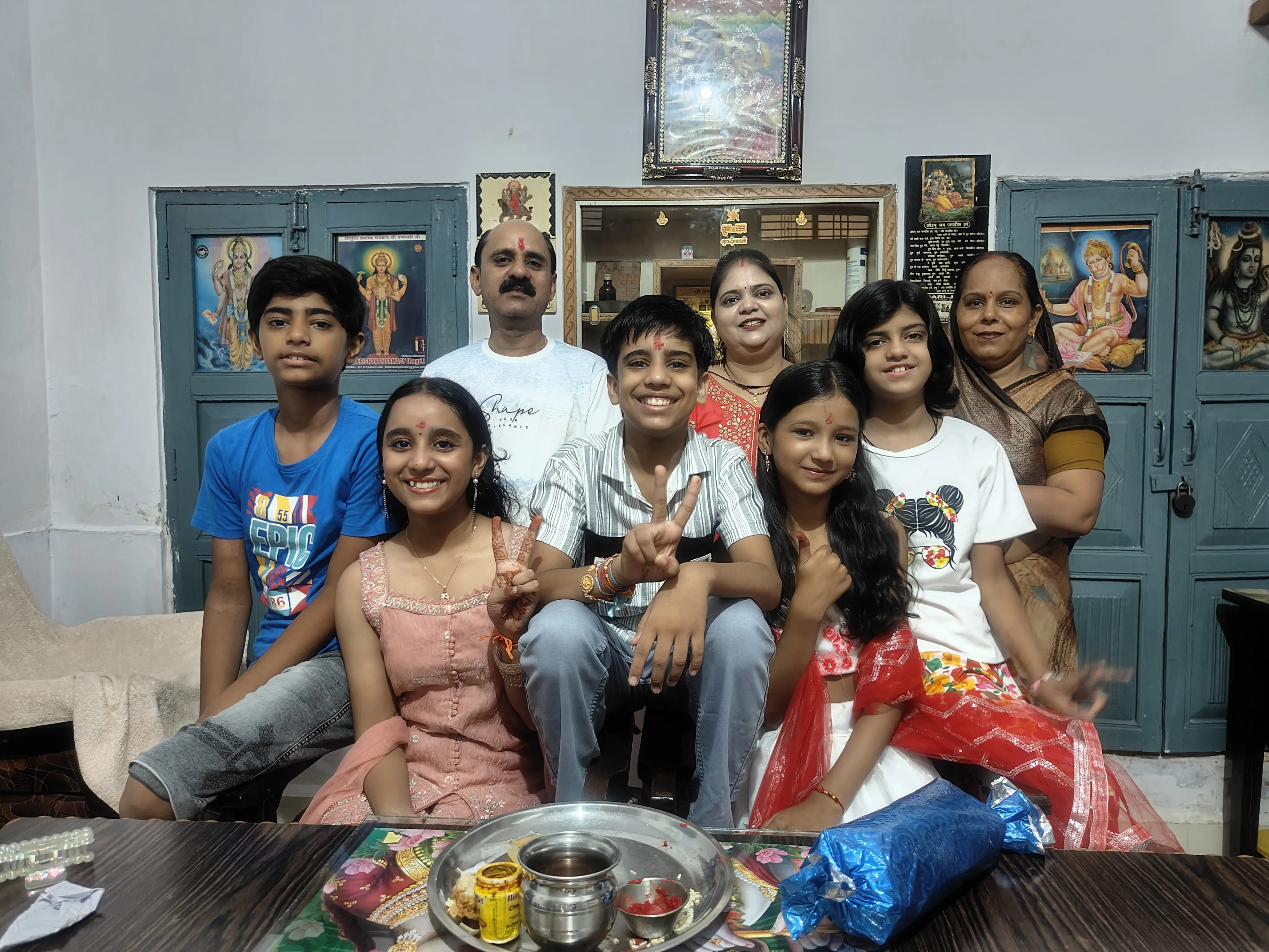 धूमधाम से मनाया गया रक्षाबंधन का पर्व , बहनों ने बांधी भाईयों को राखी
