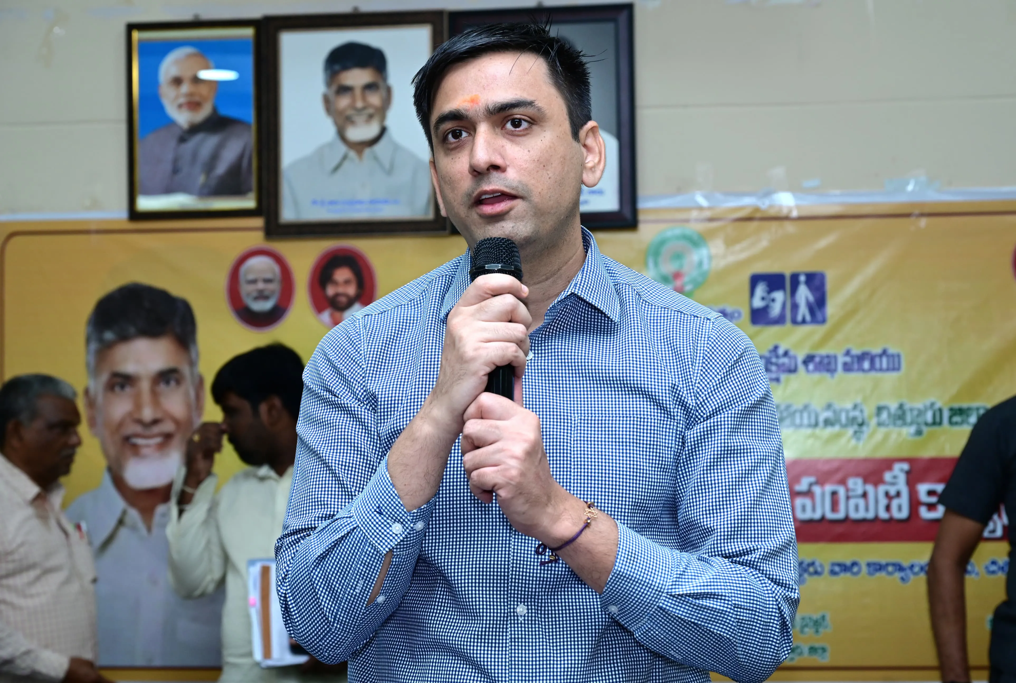 कलेक्टर सुमित कुमार, MLA गुरुजला जगनमोहन, चूड़ा चेयरमैन कटारी हेमलता ने दिव्यांगों की मदद की