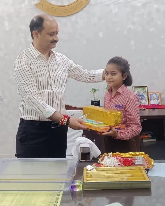 रक्षाबंधन पर छात्राओं ने DM की कलाई पर बांधी राखी जिलाधिकारी ने दिया सुरक्षा, सम्मान और सहयोग का भरोसा