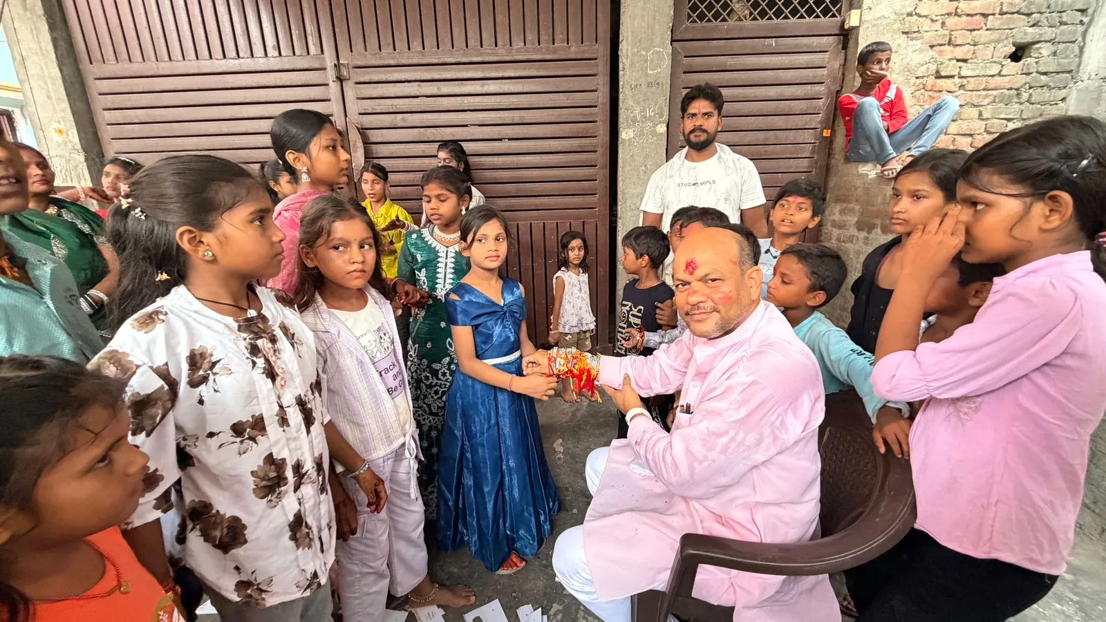 राखी का धागा नहीं, 31 साल का भरोसा! हर रक्षाबंधन बहनों के बीच पहुंचते हैं विनय जायसवाल