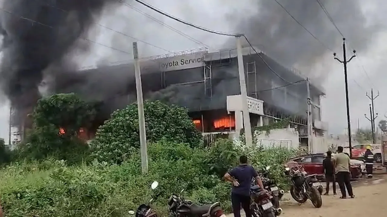 बरहामपुर के हॉल्दीपाड़ा में कार शोरूम और सर्विस सेंटर में भीषण आग, वाहनों का व्यापक नुकसान