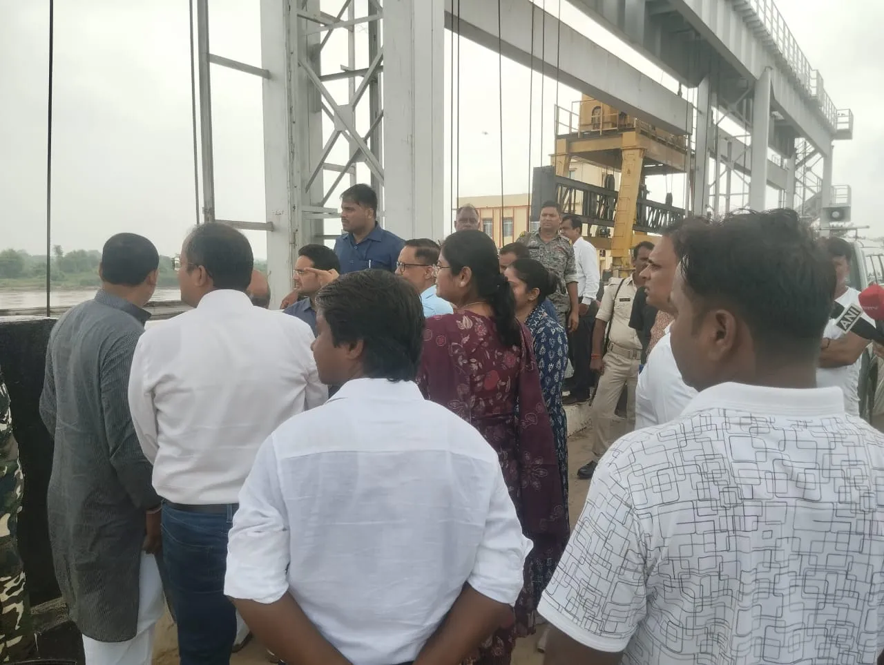 आपदा मंत्री रत्नेश सदा ने बेलवा डैम एवं डुब्बा घाट का किया निरीक्षण