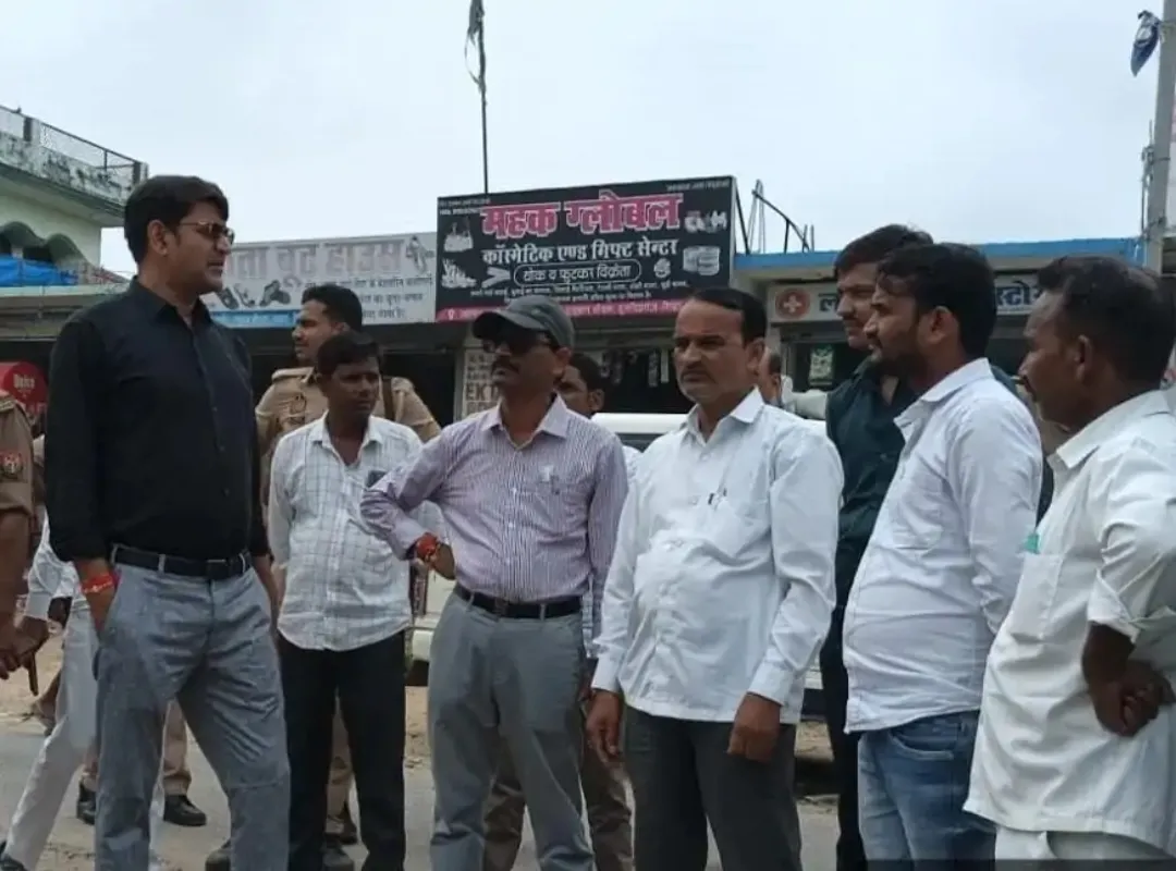 हनुमान मंदिर परिसर में चकरोड को लेकर विवाद, राजस्व टीम ने की पैमाइश