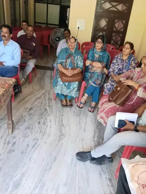 जिला कांगडा के नगरोटा बंगबा पुलिस थाने के तहत आने वाली बडोह पुलिस चौकी में पंचायत प्रतिनिधियों के साथ बैठक