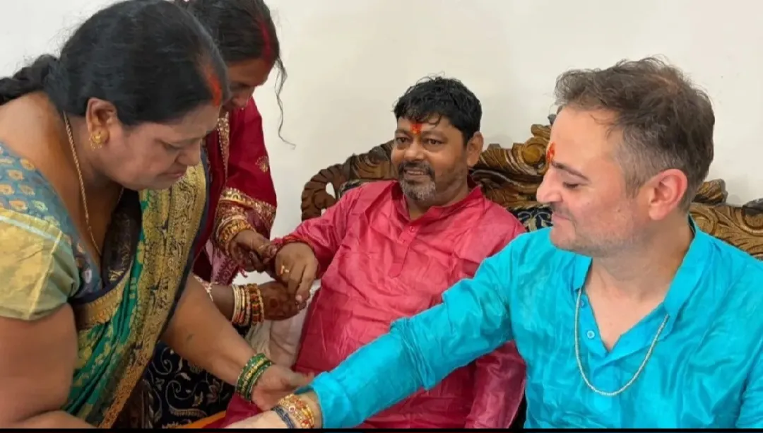 वसुधैव कुटुंबकम् का सजीव रूप: 
जब जर्मन नागरिक की कलाई पर सजा भारतीय रक्षा सूत्र,
