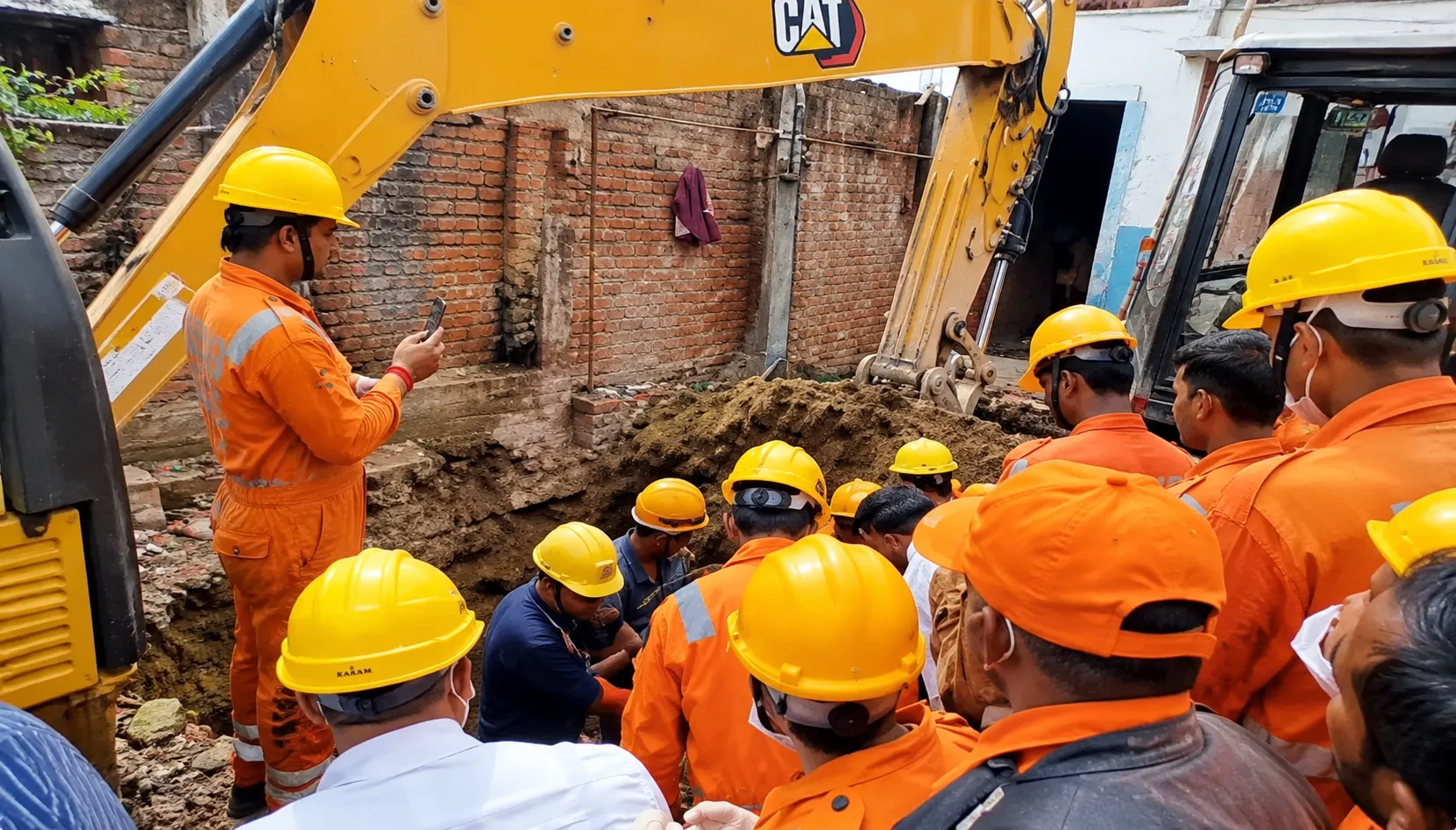 कानपुर के नरवल में दर्दनाक हादसा: बारिश के कारण गड्ढे में धंसने से 18 वर्षीय युवती की मौत, इलाके में मातम