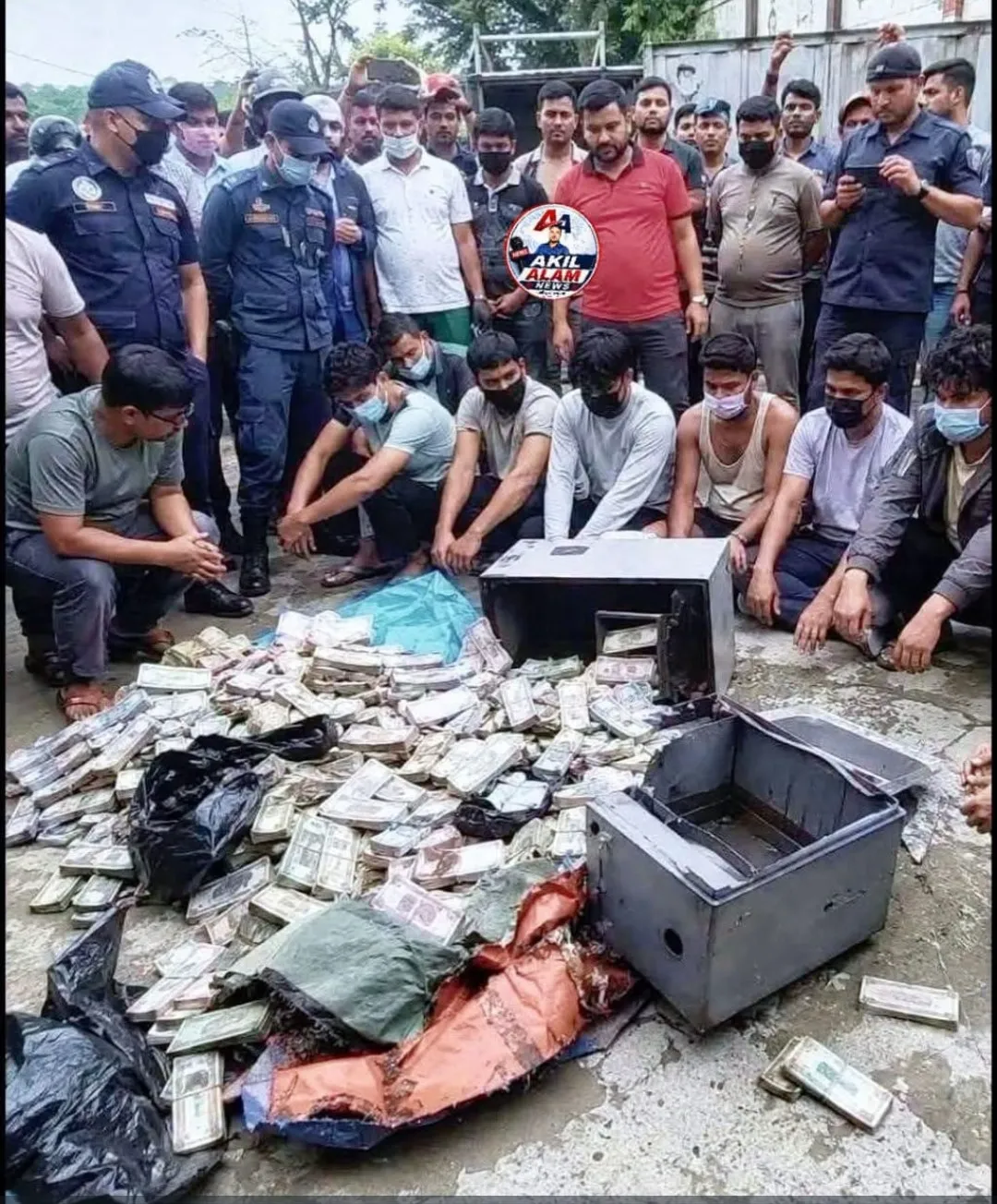 नेपाल में बाढ़ में बहकर आया बैंक लॉकर, 92.68 लाख नेपाली रुपये बरामद;