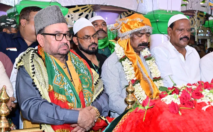 RANCHI : मुख्यमंत्री हेमन्त सोरेन ने हजरत कुतुबुद्दीन रिसालदार बाबा की मजार पर चादरपोशी कर राज्य की खुशहाली की दुआ मांगी