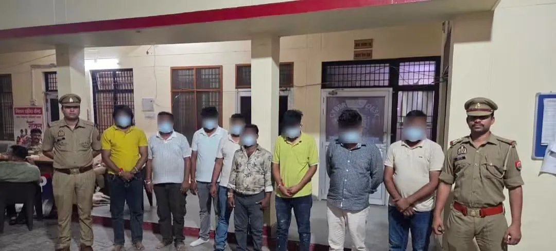 आगरा पुलिस ने जुआ खेलते आठ अभियुक्त गिरफ्तार किए |