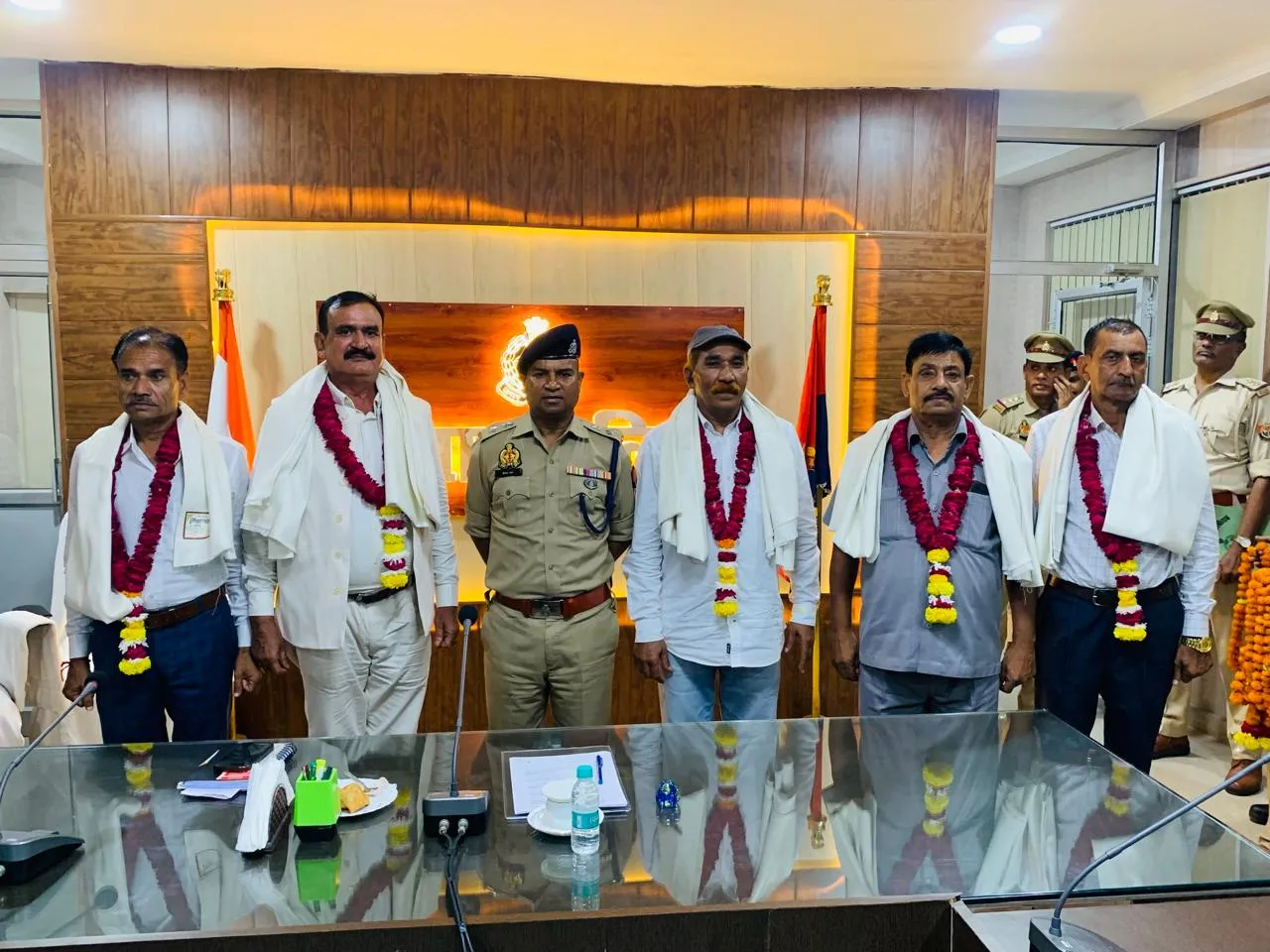 अधिवर्षता आयु पूर्ण कर सेवानिवृत्त हुए 05 पुलिसकर्मियों को दी गई भावभीनी विदाई