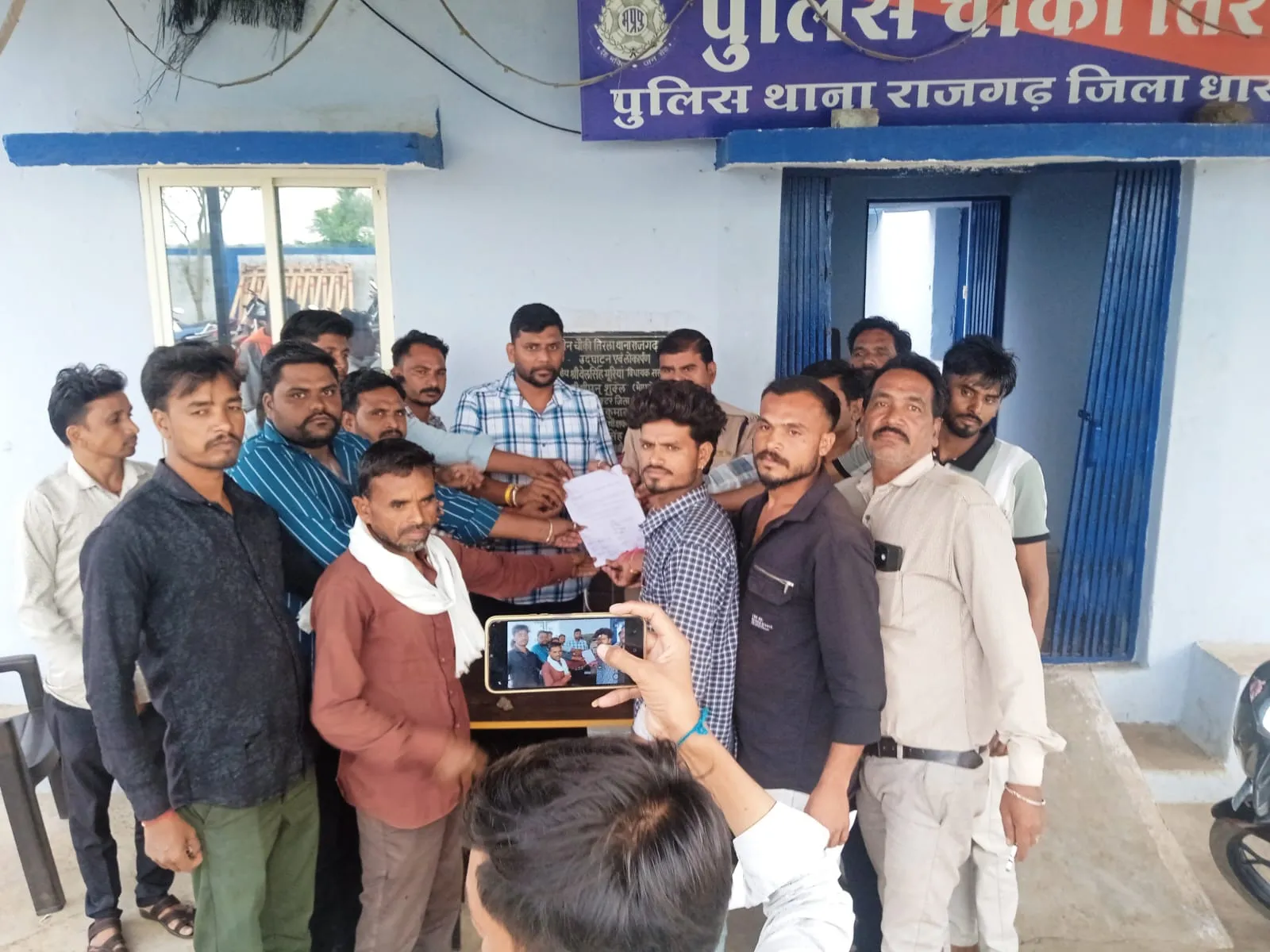 जयस आदिवासी युवा संगठन द्वारा तेज आवाज और रफ्तार से बाइक चलाने वालों पर कार्यवाही करने हेतु चौकी प्रभारी को
ज्ञापन दिया