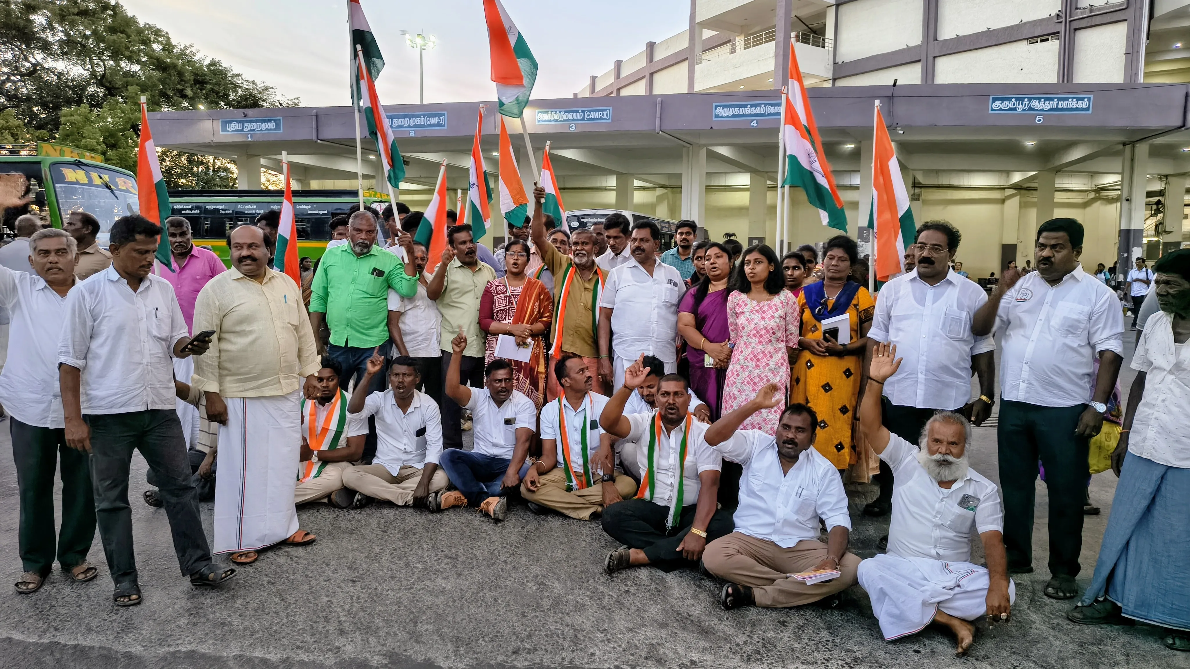 தூத்துக்குடி மாநகர காங்கிரஸ் கமிட்டியினர் சாலை மறியலில் ஈடுபட்டனர்!