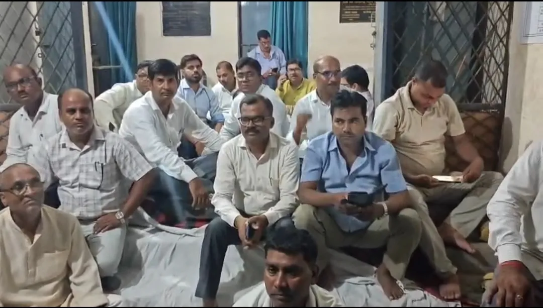 उ. प्र. मा.शि.संघ एकजुट के बैनर तले शिक्षकों ने जिला विद्यालय निरीक्षक कार्यालय के गेट पर दिया धरना*