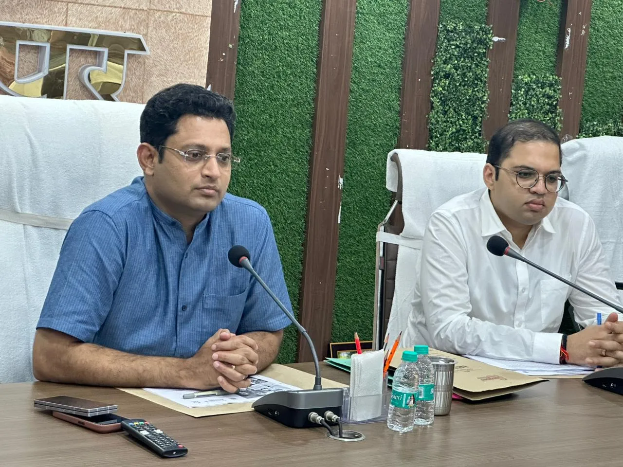 *कक्षा में शिक्षकों के मोबाइल पर डीएम सख्त, प्रधानाध्यापक के पास जमा कराने के निर्देश*