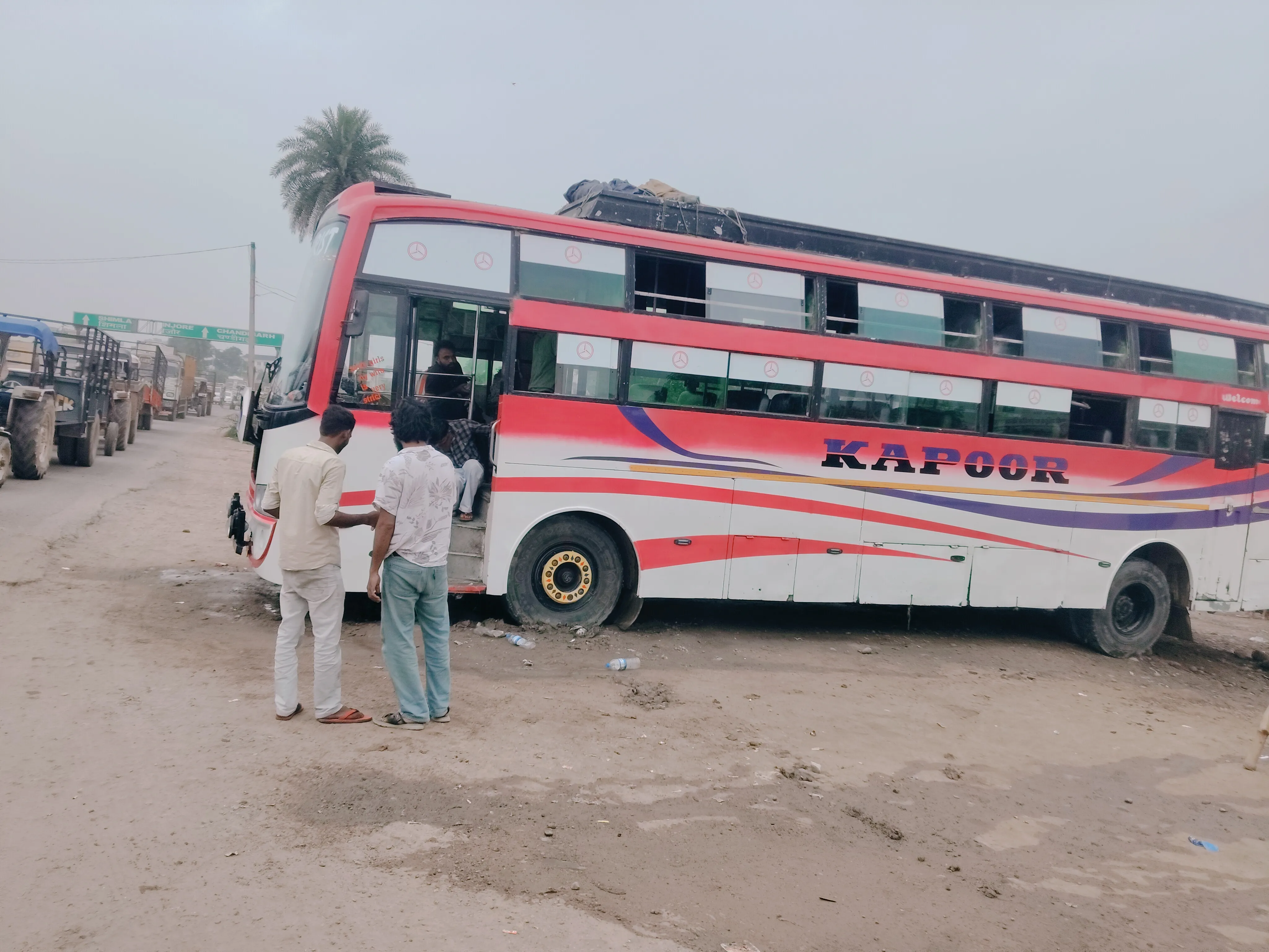माड़ावाला बॉर्डर पर UP नंबर की प्राइवेट डबल डेकर बसों पर उठे सवाल