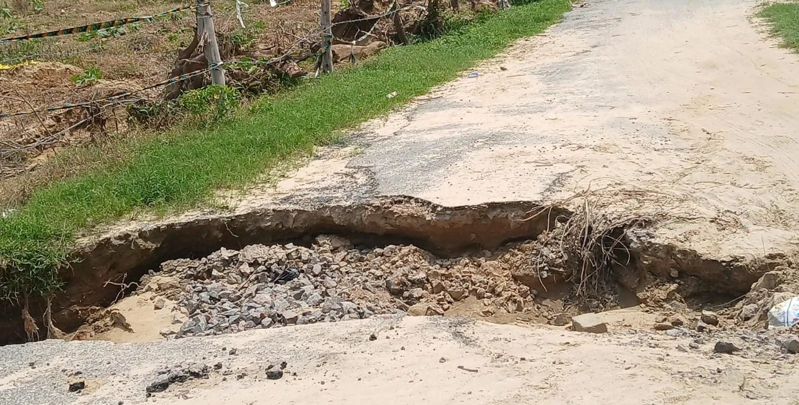 22 साल पुरानी सड़क बदहाल, चार फीट गहरे गड्ढों से हादसे का खतरा
