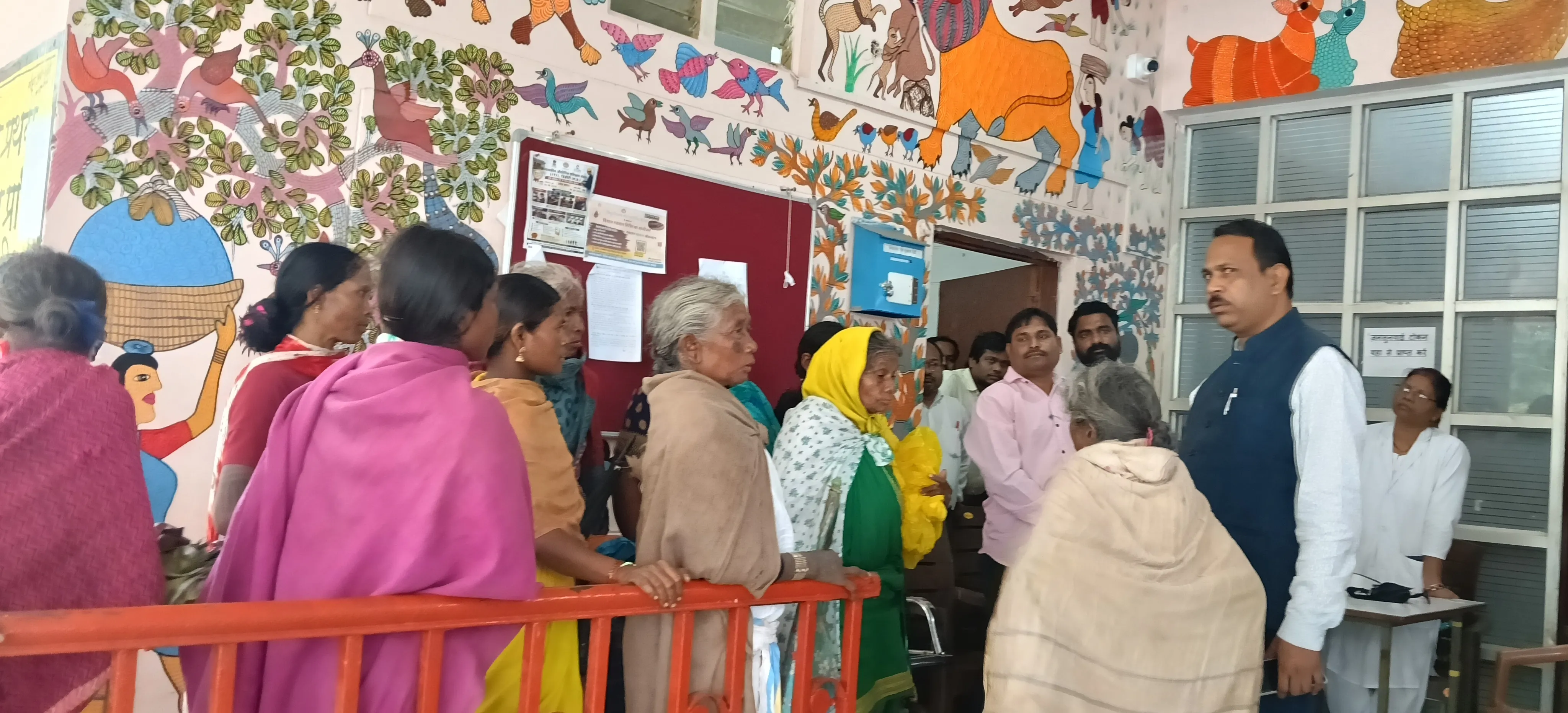 पहाड़ के नीचे से पानी ढोने को मजबूर 100 बैगा परिवार, कच्ची सड़क से 3-4 किमी पैदल चलकर करते हैं सफर