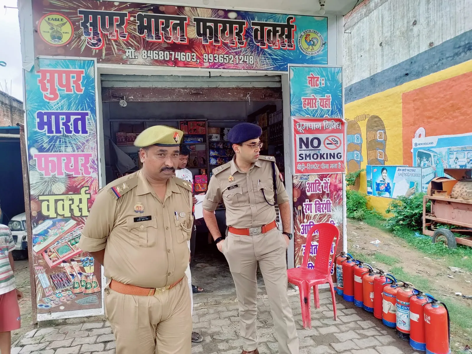पटाखों की दुकानों का निरीक्षण, सुरक्षा मानकों का पालन करने के दिए निर्देश