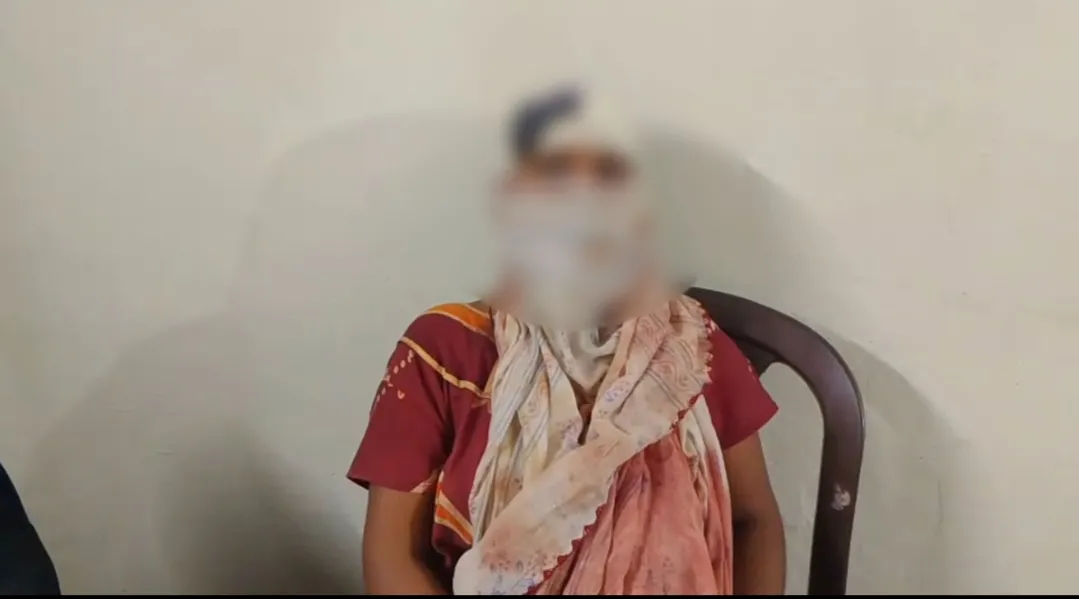 महिला से छेड़छाड़ का आरोप, विरोध करने पर घर में घुसकर कुल्हाड़ी से हमला