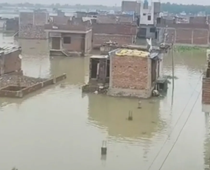 उन्नाव में गंगा का जलस्तर बढ़ा, निचले इलाकों में अब भी बाढ़ का पानी; नाव से पहुंच रहा जरूरी सामान