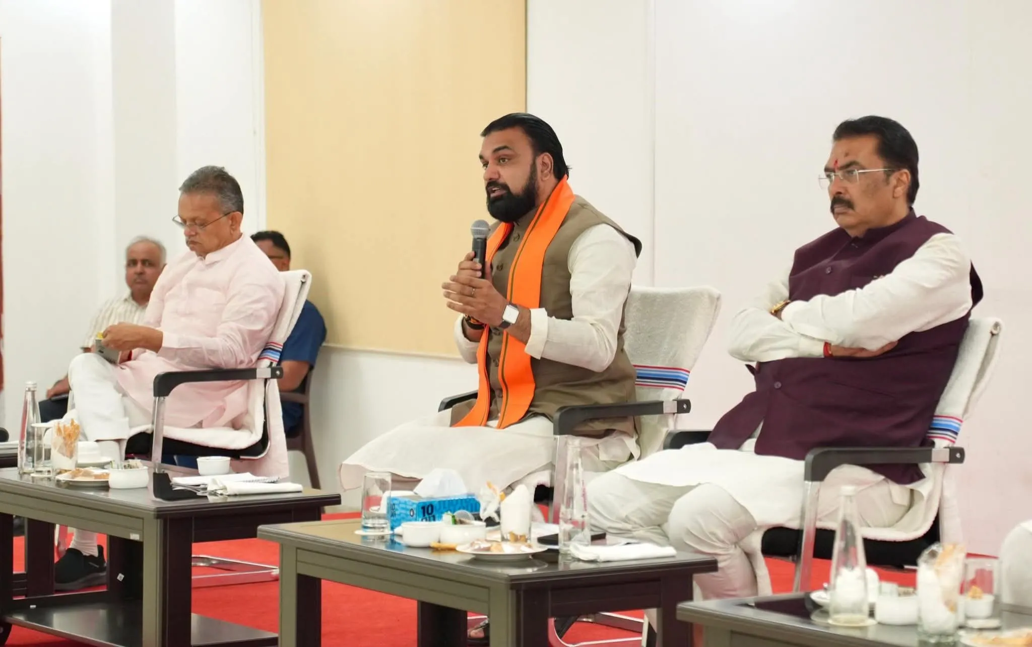 लोकसेवक आवास में भाजपा के सभी संगठनात्मक जिलों के सम्मानित पूर्व जिला अध्यक्षगण के साथ बैठक की एवं विस्तृत विचार-विमर्श