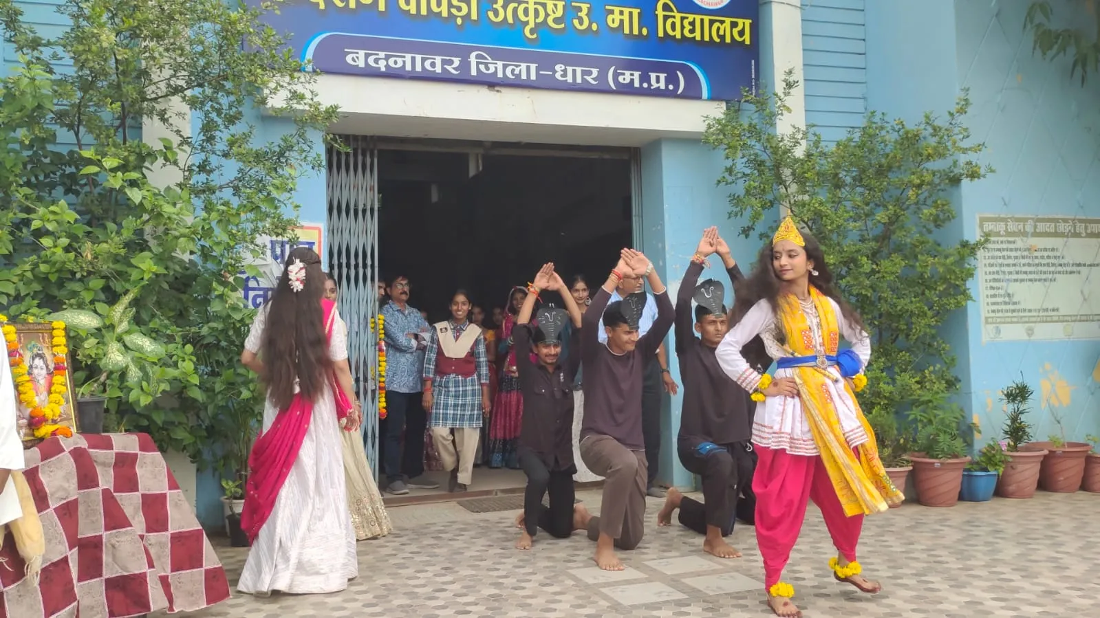 सांदीपनि विद्यालय बदनावर मे कृष्ण जन्माष्टमी पर्व के उपलक्ष में तीन दिवसीय गतविधियो का आयोजन किया जा रहा हैं.