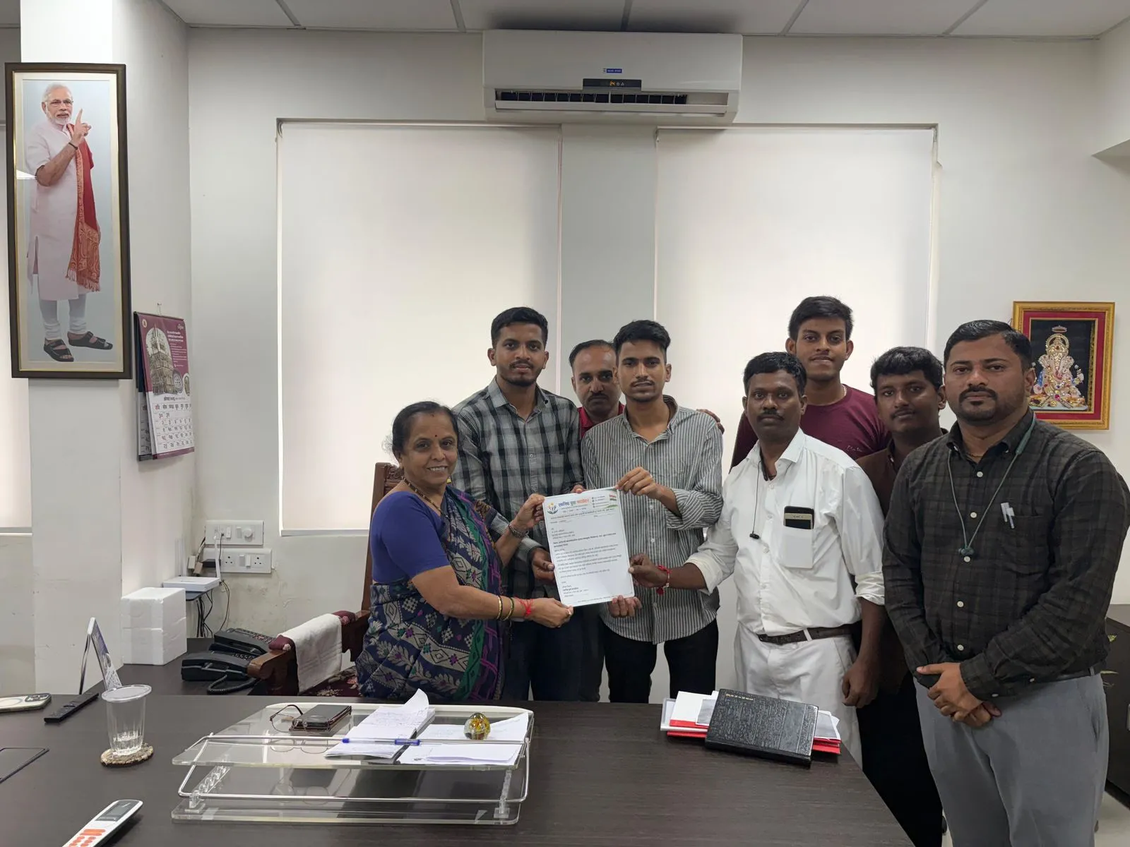 कांदिवली स्कायवॉकवरील गुटखा-तंबाखूच्या पिचकाऱ्यांमुळे अस्वच्छता; स्वच्छतेसाठी BMC कडे एकनिष्ठ युवा फाउंडेशनची मागणी