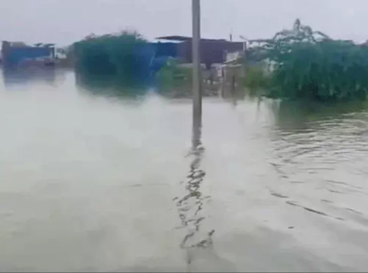 उन्नाव में बारिश से नदियां उफान पर, कई रास्ते बंद