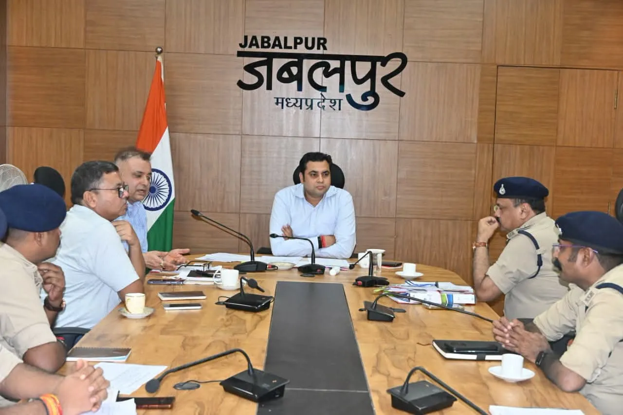 प्रत्‍येक मदिरा दुकान पर रेट लिस्‍ट और क्‍यूआर कोड लगाया जाना सुनिश्चित करें ....
आबकारी अधिकारियों को दिए निर्देश...