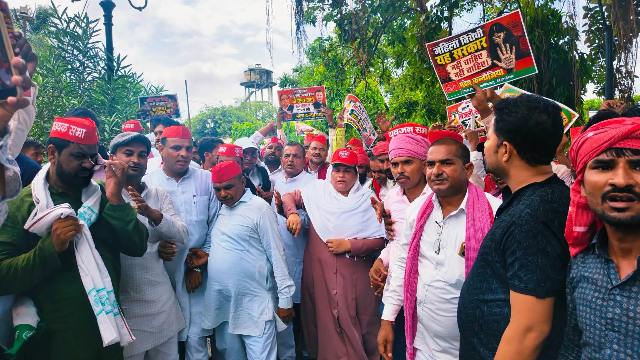 जनविरोधी नीतियों के खिलाफ सपा का जोरदार प्रदर्शन, राज्यपाल के नाम सौंपा ज्ञापन