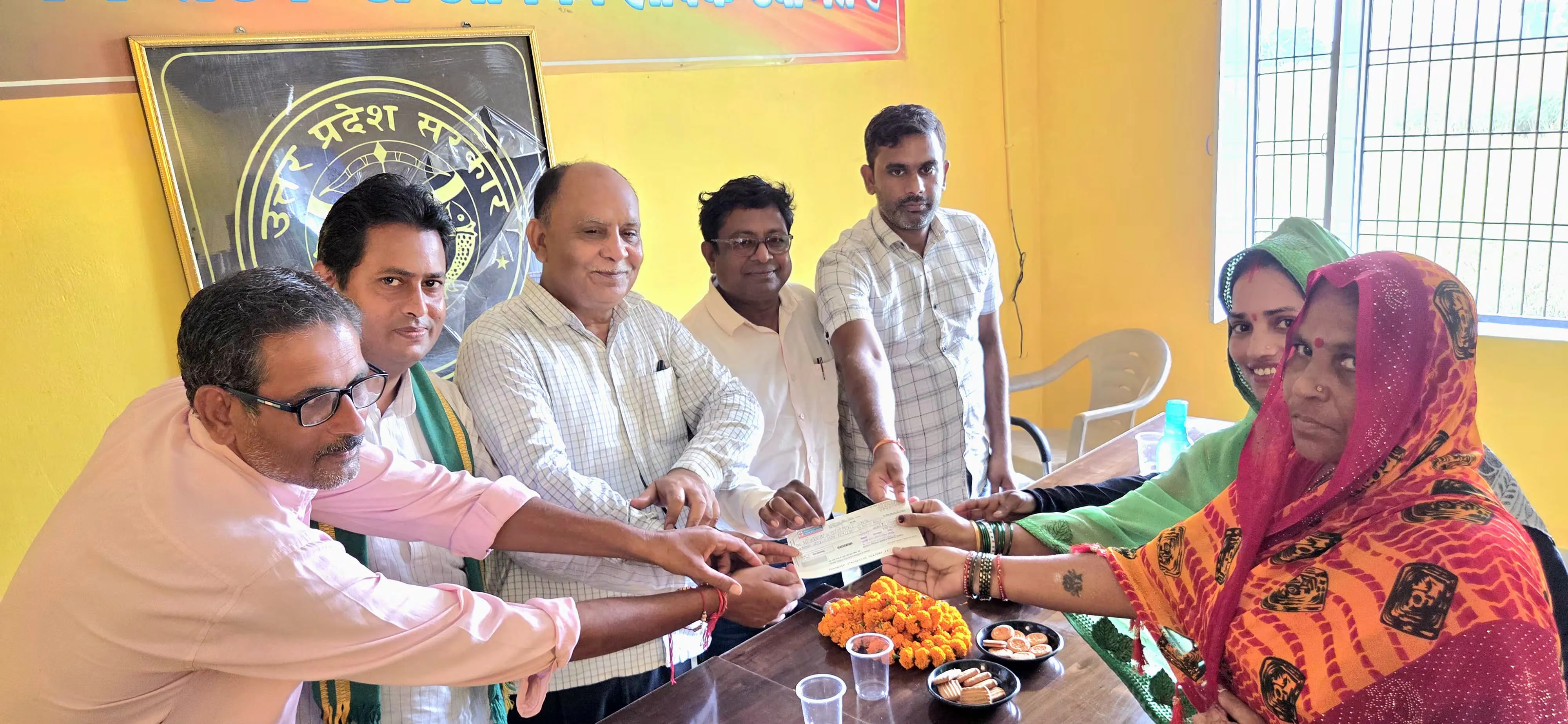 चेक पाते हैं खिल उठे समूह के महिलाओं के चेहरे