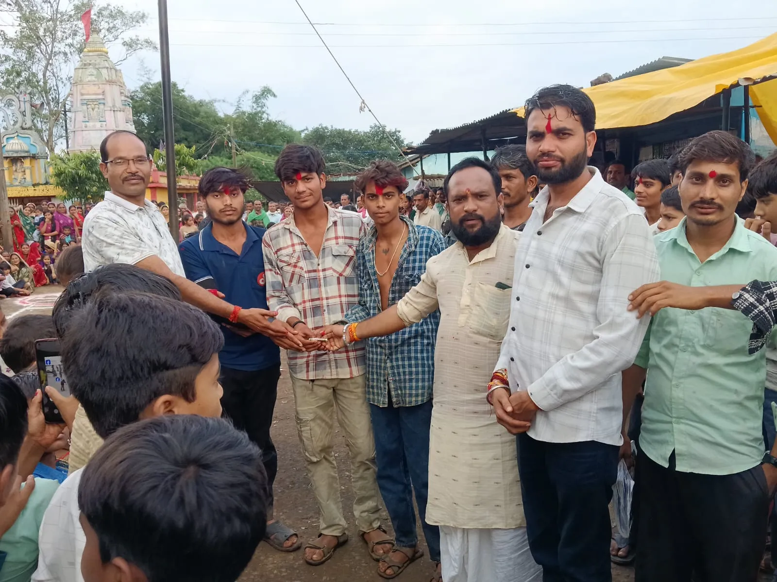 कुकर्रामठ में नवयुवकों ने किया भव्य मटकी फोड़ कार्यक्रम, विजेता को मिला पुरस्कार