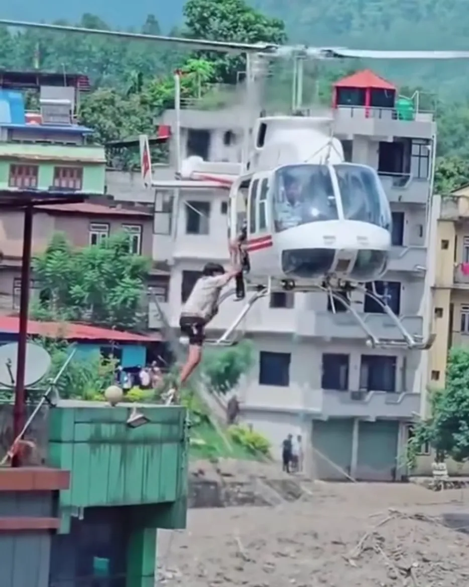 नेपाल में बाढ़ पीड़ितों को बचाने के लिए हेलीकॉप्टर का इस्तेमाल -