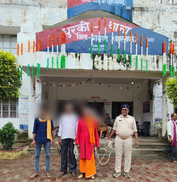 GARHWA : धुरकी में पुलिस का विशेष छापामारी अभियान, 4 अभियुक्त गिरफ्तार